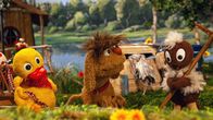Unser Sandmännchen – Die drei Freunde spielen mit dem Schrott.