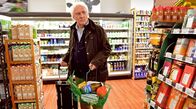 Weißt du noch – Günter (Günther Maria Halmer) geht jeden Tag zu Fuß einkaufen.