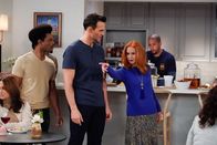 Call Me Kat – (v.l.n.r.) Carter (Julian Gant); Max (Cheyenne Jackson); Sheila (Swoosie Kurtz)
