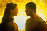 Gladiator – Der römische Feldherr Maximus (Russell Crowe, r.) soll Nachfolger von Kaiser Marcus Aurelius werden. Der eifersüchtige Sohn Commodus tötet daraufhin seinen Vater und ordnet die Exekution von Maximus und seiner Familie an. Ihm gelingt die Flucht, doch kann er auch seine Frau und seinen Sohn retten?; Der römische Feldherr Maximus (Russell Crowe, r.) soll Nachfolger von Kaiser Marcus Aurelius werden. Der eifersüchtige Sohn Commodus tötet daraufhin seinen Vater und ordnet die Exekution von Maximus und seiner Familie an. Ihm gelingt die Flucht, doch kann er auch seine Frau und seinen Sohn retten?