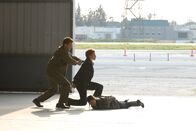 Navy CIS – Mit einem riskanten Trick gelingt es Gibbs und Ziva (Cote de Pablo, r.), die Direktorin (Lauren Holly, M.) aus den Fängen von James Dempsey (Connor Trinneer, l.) zu befreien ...