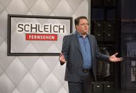 SchleichFernsehen – Helmut Schleich (im Bild) begrüßt heute folgende Gäste: Luise Kinseher, Sebastian Daller und Christiane Blumhoff. Begleitet vom Stimmungsbüro Kreitmeier.