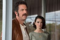 Happily Married – Serge Paquette (Patrice Robitaille, l.); Grazia (Charlotte Le Bon, r.)