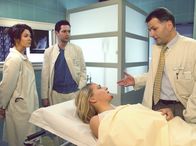 In aller Freundschaft – MDR Fernsehen IN ALLER FREUNDSCHAFT FOLGE 217, "Außer Rand und Band" Uhr. Dr. Eichhorn (Cheryl Shepard), Dr. Brentano (Thomas Koch) und Dr. Heilmann (Thomas Rühmann) mit der Patientin (Tanja Wedhorn) bei der Klärung der Ursache für Annalenas Sturz. Annalena hat sich bei dem Sturz eine Oberarmfraktur und eine Platzwunde an der Stirn zugezogen. Während Dr. Heilmann eine Operation für unumgänglich hält und als Ursache für den Sturz einen vorausgegangenen "Black out" vermutet, beurteilt Dr. Brentano den Fall anders.