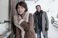 Der Bergdoktor – Sabine Moser (Janina Hartwig, l.) gesteht Dr. Martin Gruber (Hans Sigl, r.) die Wahrheit.