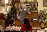 The Goldbergs – (v.li.) Troy Gentile (Barry Goldberg), George Segal (Pops), Hayley Orrantia (Erica Goldberg).