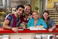 Danni Lowinski – (5. Staffel) - Beherrschen das Untergeschoss in der Einkaufspassage: Danni Lowinski (Annette Frier, 2.v.r.), Nils (Oliver Fleischer, 2.v.l.), Orkan (Orhan Müstak, l.) und Hashtag (Anjorka Strechel, r.) ...