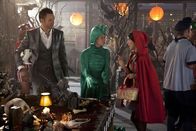 Community – Im Greendale Community College findet eine riesige Halloween-Party statt an der alle Studenten teilnehmen: Jeff (Joel McHale, l.), Britta (Gillian Jacobs, M.) und Annie (Alison Brie, r.) ...