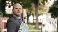 Meuchelbeck – Oliver Schmidtkowsky (Christian Hockenbrink) wirbt für die Idee die Kiesgrube in ein Naherholungsgebiet zu verwandeln.