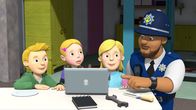 Feuerwehrmann Sam – Polizist Malcolm entdeckt etwas auf den Live-Bildern, die von dem von James, Sarah und Hannah selbstgebauten Raumschiff auf die Erde gesendet werden.