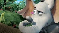 Horton hört ein Hu! – Horton hat mit seinen Elefanten-Ohren den Hilferuf eines Staubkorns gehört, das er mit einer Blume gefangen hat und sich nun genauer anschaut. Dabei entdeckt er die Hus, deren Heimat Hu-Heim in akuter Gefahr schwebt.