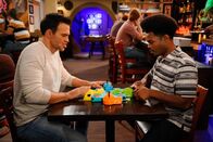 Call Me Kat – Max (Cheyenne Jackson, l.); Carter (Julian Gant, r.)