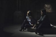 Castle – Befinden sich Richard Castle (Nathan Fillion, r.) und Kate Beckett (Stana Katic, l.) ernsthaft in Gefahr? Oder hat ihnen nur jemand einen bösen Streich gespielt?; Befinden sich Richard Castle (Nathan Fillion, r.) und Kate Beckett (Stana Katic, l.) ernsthaft in Gefahr? Oder hat ihnen nur jemand einen bösen Streich gespielt?