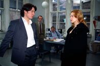 Kommissar Rex – Kommissar Moser (Tobias Moretti, l.) hat die Geliebte des verstorbenen Professors für Tiermedizin zum Verhör aufs Revier gebeten. Uschi Reichert (Theresa Hübchen, r.) hat nämlich kein Alibi.