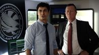 Scorpion – Cabes (Robert Patrick, r.) lang gehütetes Geheimnis, ein Bombardement in Bagdad betreffend, droht ans Tageslicht zu kommen. Wie wird Walter (Elyes Gabel, l.) damit umgehen?