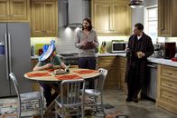 Two and a Half Men – Sind sich nicht immer einig: Walden (Ashton Kutcher, M.), Alan (Jon Cryer, r.) und Jake (Angus T. Jones, l.) ...