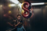 neoriginal: Push – Elke (Marie Rosa Tietjen) wurden durch die letzte Schicht die Augen geöffnet: Sie kann nicht mehr. Und trotzdem muss sie weiter funktionieren, für die Patientinnen, für die Babys, für die Kinder zu Hause.