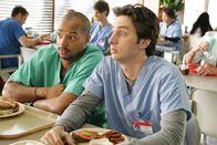 Scrubs - Die Anfänger – J.D. (Zach Braff, r.) fühlt sich als absoluter King, seit er zum Facharzt aufgestiegen ist. Doch der Wind wird ihm bald aus den Segeln genommen als der Hausmeister ihm und Turk (Donald Faison, l.) sagt, dass seine Späße überhaupt nicht komisch sind ...