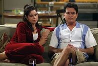 Two and a Half Men – Alan fühlt sich so allein, dass er sich seine Kindheit zurückholen will, indem er Automodelle zusammenklebt. Chelsea (Jennifer Bini Taylor, l.) ist so besorgt um ihn, dass sie ihn mit ihrer neuen Freundin verkuppeln will. Charlie (Charlie Sheen, r.) fällt aus allen Wolken, als er erfährt, wer dies ist ...