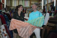 Verrückt nach Meer – Die Leiterin des Showensembles Katrin Gleiß-Wiedmann sucht mit Reiseleiter Bernd in Casbalanca Stoffe für einen arabischen Abend an Bord.