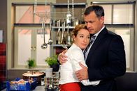 Rote Rosen – ARD ROTE ROSEN FOLGE 1273 Uhr im ERSTEN. Carla (Maria Fuchs, l.) gesteht Torben (Joachim Kretzer, r.) ihre Sorge, dass ihre Freundschaft mit Britta Schaden genommen haben könnte.