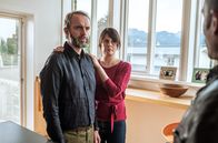 Watzmann ermittelt – Der Lehrer Florian Reger (Martin Thaler) und eine Frau Friederike Reger (Georgia Stahl) bei der Befragung durch Jerry Paulsen (Peter Marton, r.)