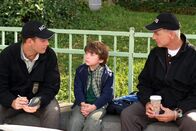 Navy CIS – Commander Tanner, ein wichtiger Mann bei einem geheimen Computer-Projekt, wird mitten im Park am helllichten Tag entführt. Zach (Joseph Castanon, M.), sein kleiner Sohn, beobachtet das Verbrechen vom Karussell aus und verständigt sofort Gibbs (Mark Harmon, r.) und Tony (Michael Weatherly, l.) ...