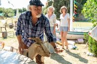 Ein Sommer in Istrien – Während Anne (Sophie Pfennigstorf, r.) ihrer Freundin Laura (Katrin Jaehne, M.) und ihrem Verlobten Vlado hilft, sich gegen die übergriffigen Pläne von Vlados Vater Miha (Hansa Czypionka, l.) für deren Hochzeit zu wehren, scoutet sie auch unauffällig die istrischen Jungs auf deren Fußballtalent. Ihr Co-Trauzeuge Zoran verliebt sich bis über beide Ohren in sie.