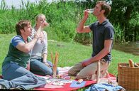 Bianca – Eddie (Christoph Mory), Bianca (Tanja Wedhorn) und Oliver (Patrik Fichte) feiern ihre Freundschaft mit einem Picknick.