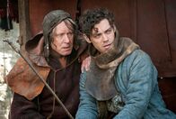 Der Medicus – Rob (Tom Payne, re.) bemerkt, dass sein väterlicher Freund, der Bader (Stellan Skarsgård), allmählich sein Augenlicht verliert.