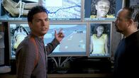 Law & Order: Special Victims Unit – Die Detectives Chester Lake (Adam Beach, l.) und Odafin "Fin" Tutuola (Ice-T) finden einen wichtigen Hinweis: Das tote Mädchen wurde an den Füßen mit einem Kabel gefesselt, mit dem Häuser ans Kabelfernsehen angeschlossen werden. Eine Spur, die die Ermittler womöglich zum Mörder führt?