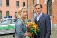 Die Rosenheim-Cops – Vor dem Kommissariat trifft Andreas Lorenz (Benedikt Blaskovic, r.) auf Christin Lange (Sarah Thonig, l.) von der Information.