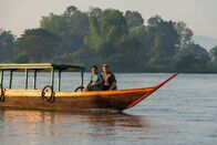 Gordon Ramsay: Kulinarische Abenteuer – Laos - (L to R) Chef, Joy Ngeuamboupha, and Gordon Ramsay travel by boat to uncover the secrets of Lao cuisine.