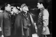 Wege zum Ruhm – General Mireau (George Macready, Mi.) befiehlt Oberst Dax (Kirk Douglas, li.) und Major Saint-Auban (Richard Anderson, re.) einen aussichtslosen Sturmangriff.