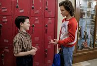 Young Sheldon – Kann gar nicht glauben, dass Sheldon (Iain Armitage, l.) ein so reges Sozialleben führt: Georgie (Montana Jordan, r.) ...