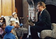 Um Himmels Willen – MDR Fernsehen UM HIMMELS WILLEN V. STAFFEL FOLGE 59, "Planspiele" Uhr. Wöller (Fritz Wepper, r.) spielt den Märchen-Onkel für die Kinder. Er liest ihnen aus Gullivers Reisen vor.