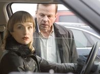 Mankells Wallander – Kommissar Wallander (Krister Henriksson) hat einige Geheimnisse in Barbro Haartmanns (Regina Lund) Privatleben aufgedeckt.