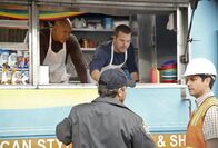 Navy CIS: L.A. – Ein neuer Fall führt sie auf eine Undercover-Mission nach Mexiko: Callen (Chris O'Donnell, hinten r.) und Sam (LL Cool J, hinten l.) ...