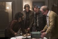 MacGyver – Zusammen mit Riley (Tristin Mays, l.), Jack (George Eads, 2.v.r.) und Alexander Orlov (Elya Baskin, r.) muss MacGyver (Lucas Till, 2.v.l.) einen Computer zum Laufen bringen und einen neuen Kalten Krieg mit Russland verhindern ...