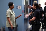 The Rookie – Officer Nyla Harper (Mekia Cox, l.) ermutigt Officer Lucy Chen (Melissa O'Neil, r.), als stellvertretende Vorgesetzte ihren Kollegen Anweisungen zu erteilen.