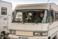 Notruf Hafenkante – Elke (Mirja Du Mont) und Werner Meisl (Sky Du Mont) sind geschockt: Ihnen ist gerade ein Mann vors Wohnmobil gelaufen.