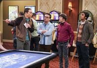 The Big Bang Theory – Werden Leonard (Johnny Galecki, 2.v.l.), Howard (Simon Helberg, 2.v.r.) und Raj (Kunal Nayyar, r.) ihren Kumpel Sheldon (Jim Parsons, l.) bei einer riskanten Aktion unterstützen, um an Geld für ein teures Experiment zu kommen?