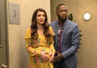 New Girl – L-R: Aly Nelson (Nasim Pedrad) und Winston Bishop (Lamorne Morris)
