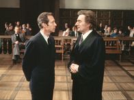 Tatort – Star-Verteidiger Dr. Alexander (Romuald Pekney, r) vertritt die des Mordes angeklagte Evelyn Stürznickel vor Gericht. Kommissar Haferkamp (Hans-Jörg Felmy, l), ist wie Dr. Alexander, von der Unschuld der Angeklagten überzeugt.