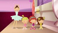 Zoés Zauberschrank – Eine Ballerina zeigt Zoé, Tanja und Lili den Spitzentanz.