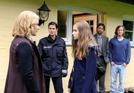 Rote Rosen – ARD ROTE ROSEN FOLGE 1617 Uhr im ERSTEN. Tine (Maike Bollow, l.) ist entsetzt, als Lotte (Anna Willecke, M.) ihr erklärt, nichts mehr mit ihr zu tun haben zu wollen und bei Brian (Alexander Becht, r.) und Uli (Patrick Bach, 2.v.r.) bleiben zu wollen (mit Komparsin, 2.v.l.).