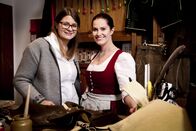 Heimatleuchten – Moderatorin Conny Buergler mit Saecklermeisterin Berandette Fritzenwallner (links) in deren Werkstatt, Kleinarl.