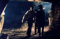 Der Graf mit der eisernen Faust – Ein Halunke (re.) bringt Graf Rodolphe de Sambreuil (Jean Marais, li.) und den Messerstecher (Pierre Mondy, Mi.) zu dem Geheimgang, der ins Haus des Barons de Lansignac führt.