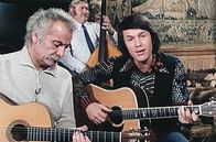 Adamo - Und dann ein Lied – Georges Brassens (li.) besuchte Salvatore Adamo (re.) im Olympia, einem Veranstaltungsort in Paris. Im Interview erzählt Adamo, dass sein Treffen mit Brassens ihn zutiefst berührt und inspiriert habe.