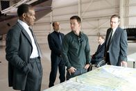 Shooter – Um ein geplantes Attentat auf den Präsidenten zu vereiteln, macht Nick Memphis (Danny Glover, l.) den ehemals besten Scharfschützen der Army (Mark Wahlberg, vorne M.) ausfindig. Was dieser nicht ahnt, Memphis verfolgt noch ein ganz anderes Ziel ...